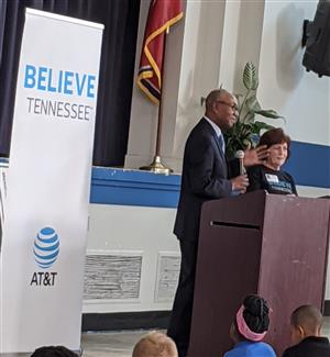 Representative Johnny Shaw speaks to students 
